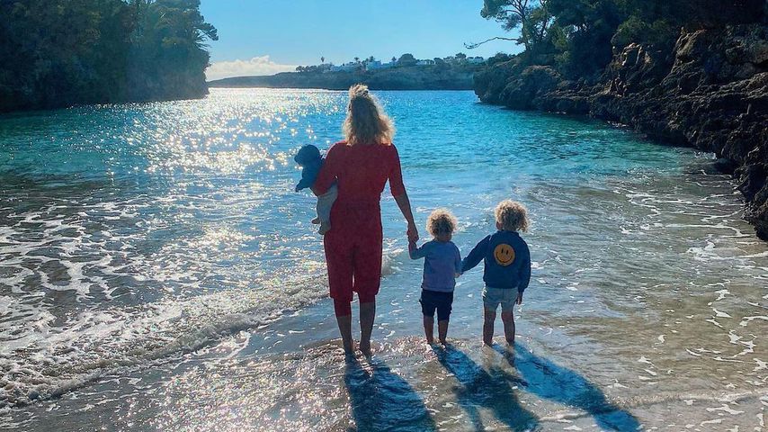 Janni Kusmagk mit ihren Kindern am Strand