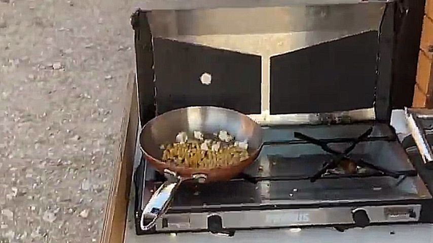 Janni und Peer Kusmagk machen Popcorn