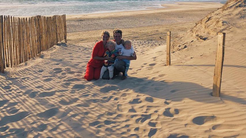 Janni und Peer Kusmagk mit ihren Kindern Emil-Ocean und Yoko im Jahr 2020