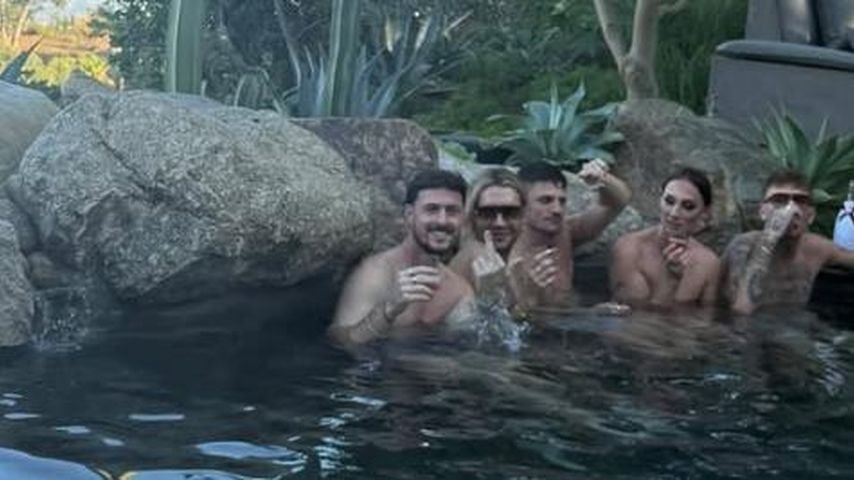 Jannik Kontalis, Bill Kaulitz und ihre Freunde im Pool 2025