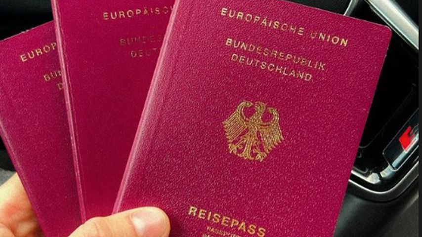 Jannik Kontalis hält die Reisepässe von sich, Yeliz Koc und ihrer Tochter Snow