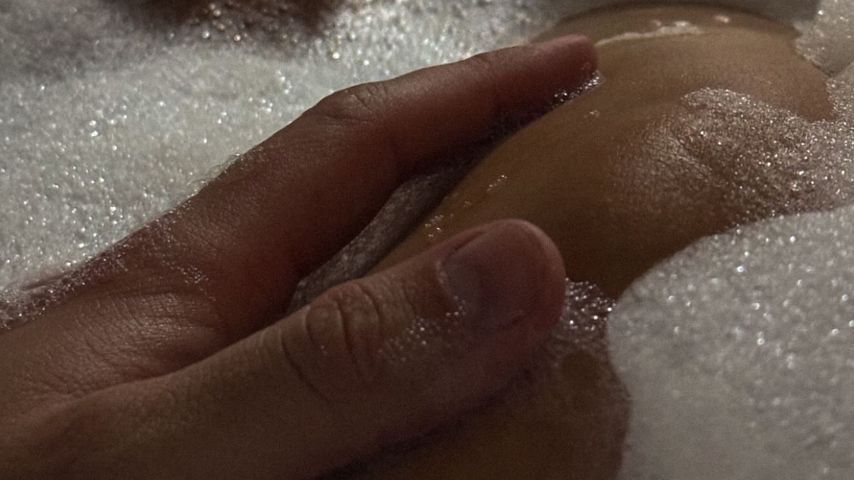 Jannik Kontalis und eine weibliche Person in der Badewanne im Dezember 2024
