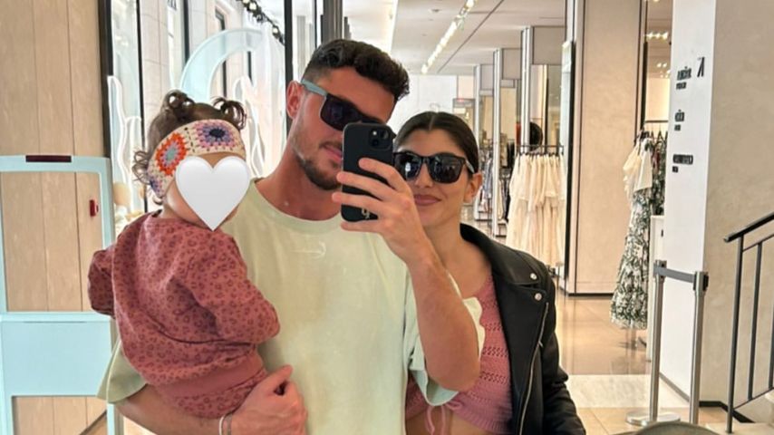 Jannik Kontalis mit Yeliz Koc und deren Tochter Snow Elanie