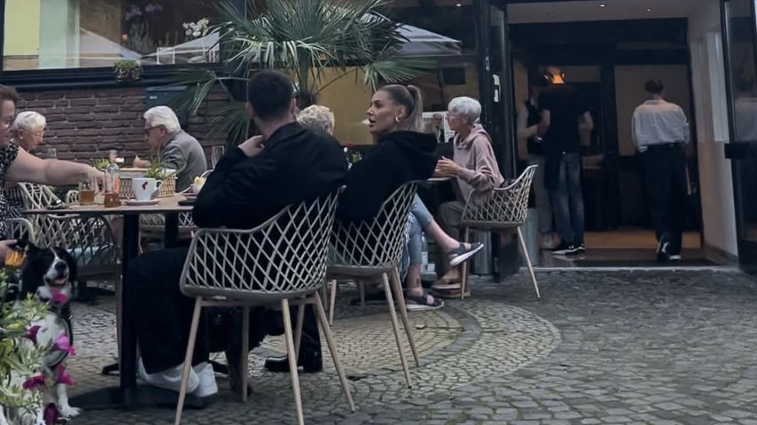 Jannik Kontalis und Gerda Lewis sitzen in einem Café