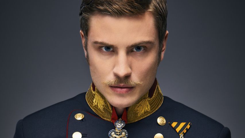 Jannik Schümann als Kaiser Franz Joseph I. in "Sisi"
