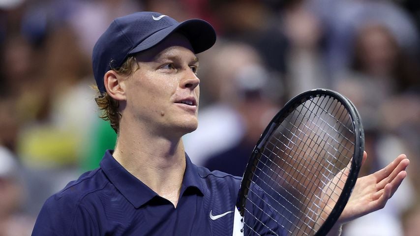 Tennisprofi Jannik Sinner jubelt nach seinem Sieg am neunten Tag der US Open 2025, Queens.