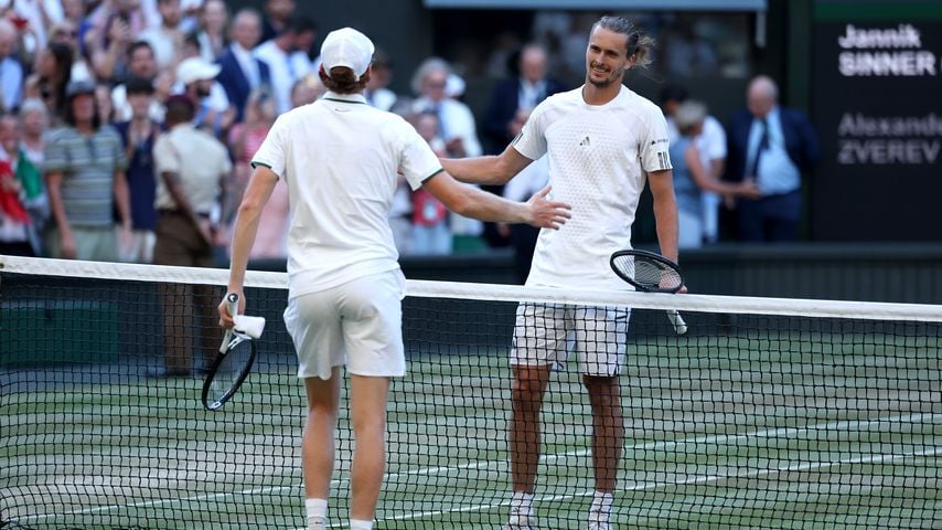 Jannik Sinner und Alexander Zverev geben sich nach dem Wimbledon-Finale 2026 den Handschlag