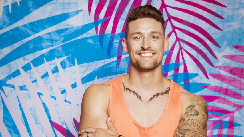 Er ist dank Bachelorette Gerda Lewis bei "Love Island" dabei
