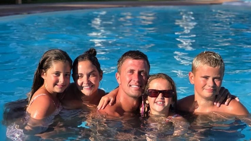 Jacqueline und Dan Osborne strahlen im Familienurlaub