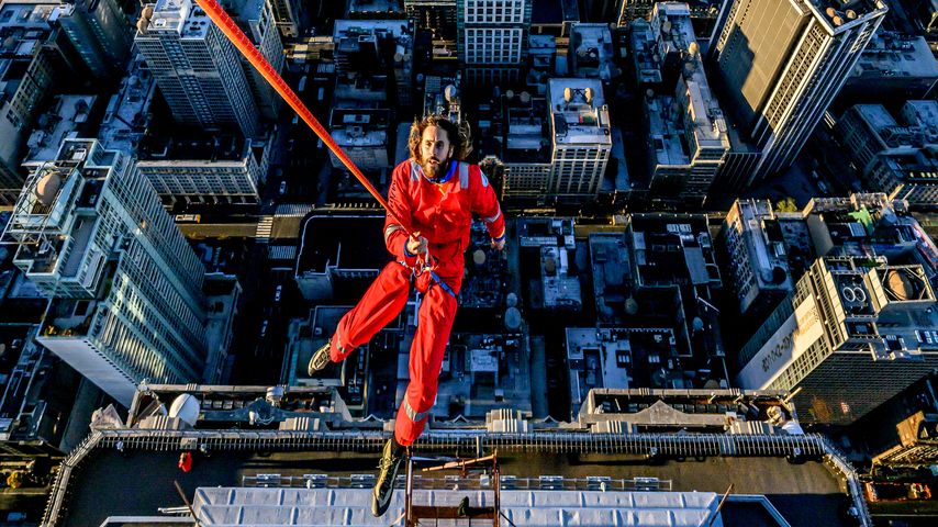 Jared Leto an der Fassade des Empire State Buildings, November 2023