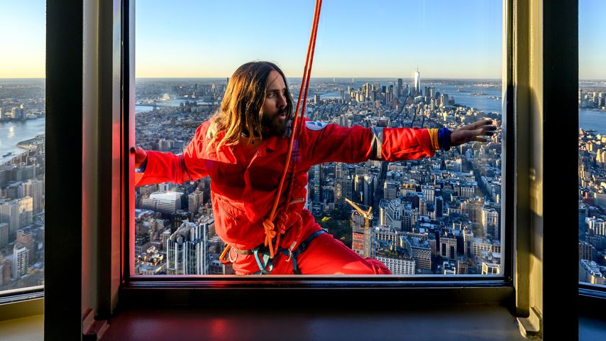 Jared Leto an der Fassade des Empire State Buildings, November 2023