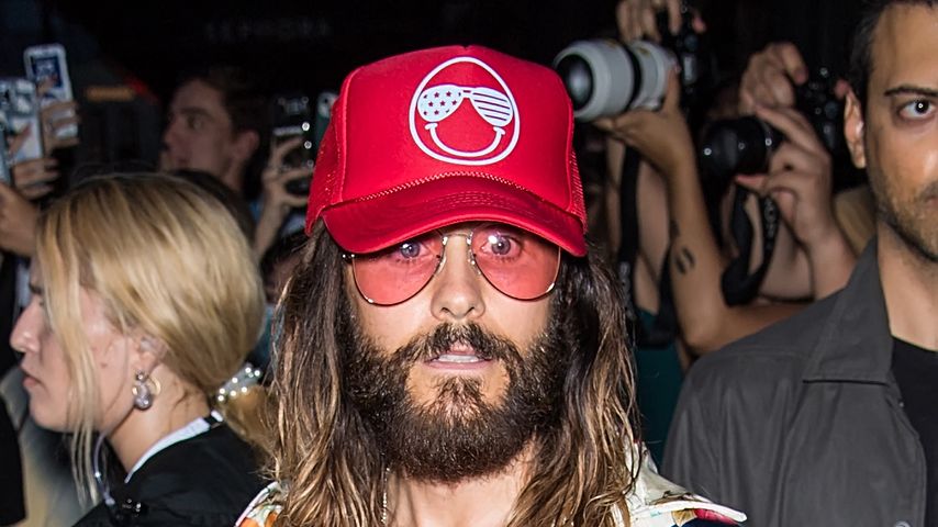 Fashion Week: Jared Leto posiert im extravaganten Zweiteiler