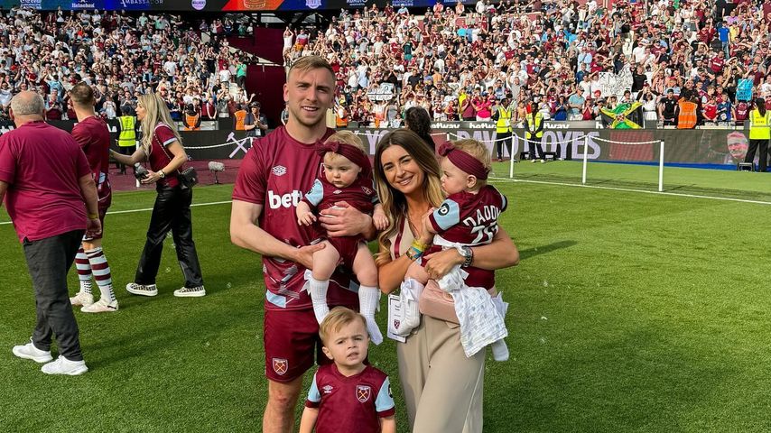 Jarrod Bowen und Dani Dyer mit ihren Kindern