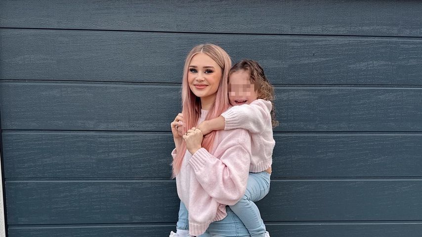 Jasi_xx3, Influencerin, mit ihrer Tochter