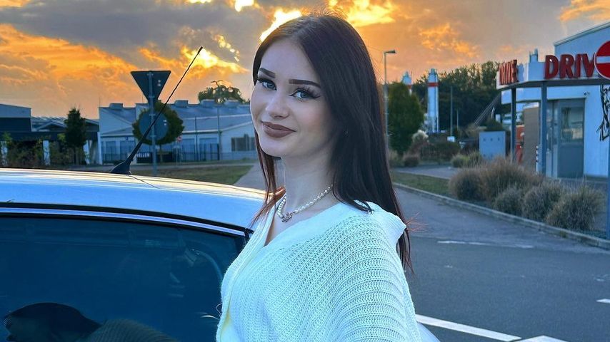Jasi zeigt ihren Babybauch, Oktober 2022