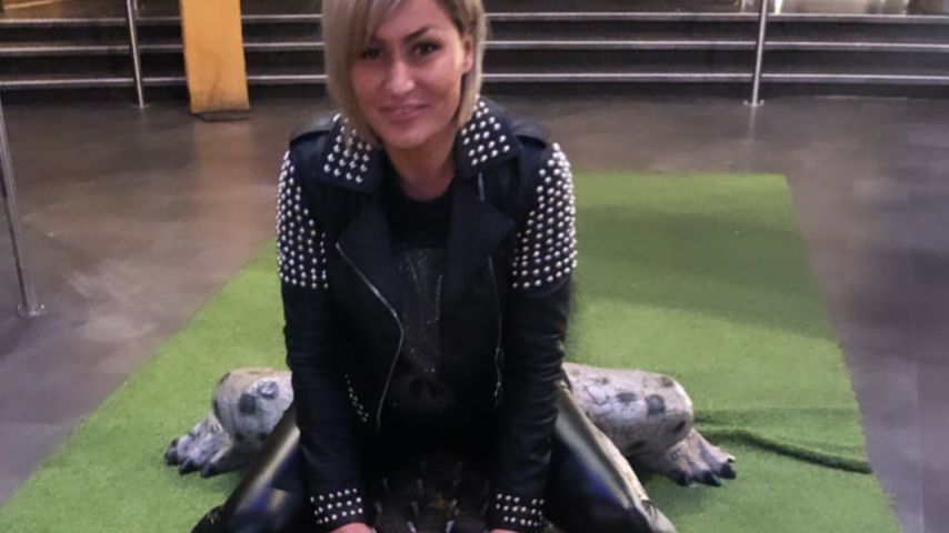 Tierische Aktion: Sitzt Jasmin Herren auf einem Alligator?