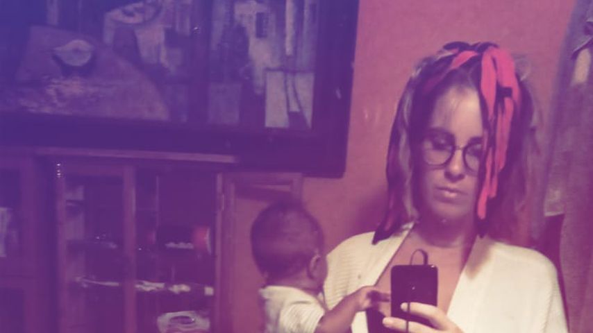 Ein seltener Anblick: Hier zeigt sich Jasmin Tawil mit Baby