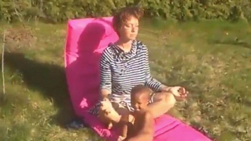 Jasmin Tawil mit Baby Ocean in Deutschland