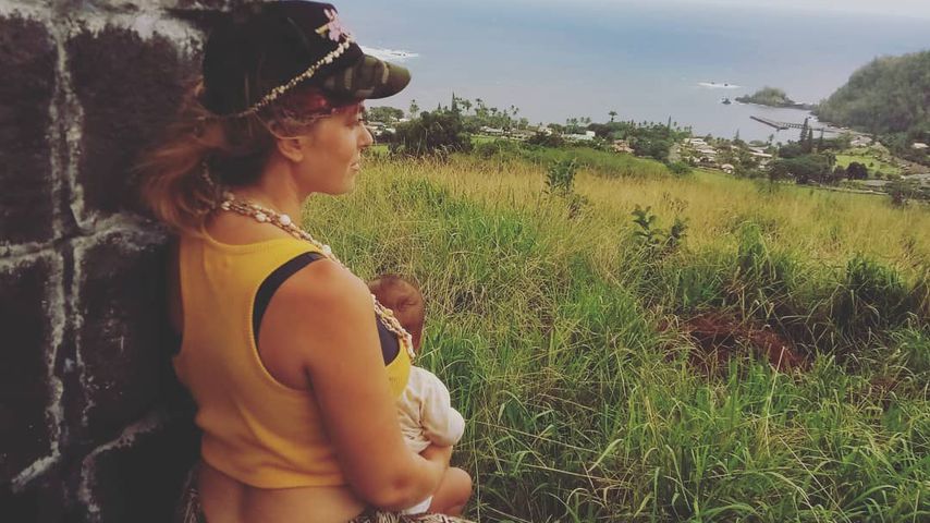 Jasmin Tawil mit ihrem Sohn Ocean Malik auf Hawaii