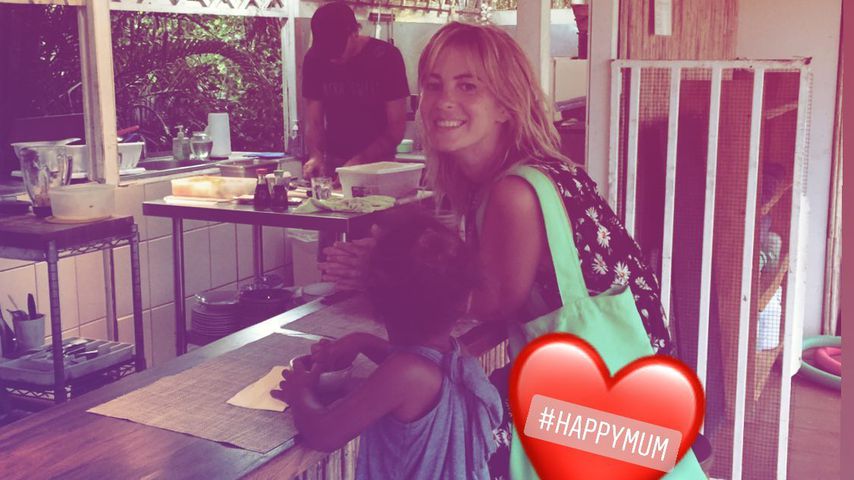 Jasmin Tawil mit ihrem Sohn Ocean im Restaurant