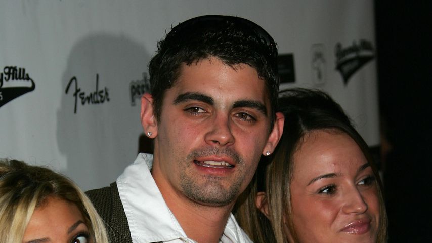 Jason Allen Alexander mit zwei Frauen im Dezember 2006