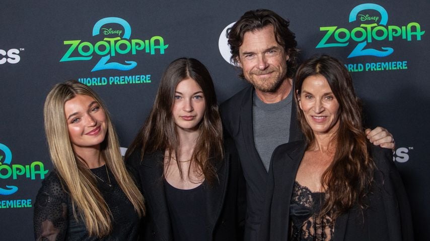 Jason Bateman mit Amanda Anka sowie Maple Sylvie Bateman und Francesca Nora Bateman bei der Weltpremiere von "Zootopia 2", November 2025