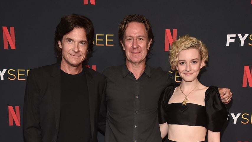 Jason Bateman und Julia Garner strahlen bei "Ozark"-Event