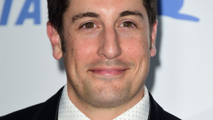 Waghalsig! Jason Biggs klettert auf Segelmast