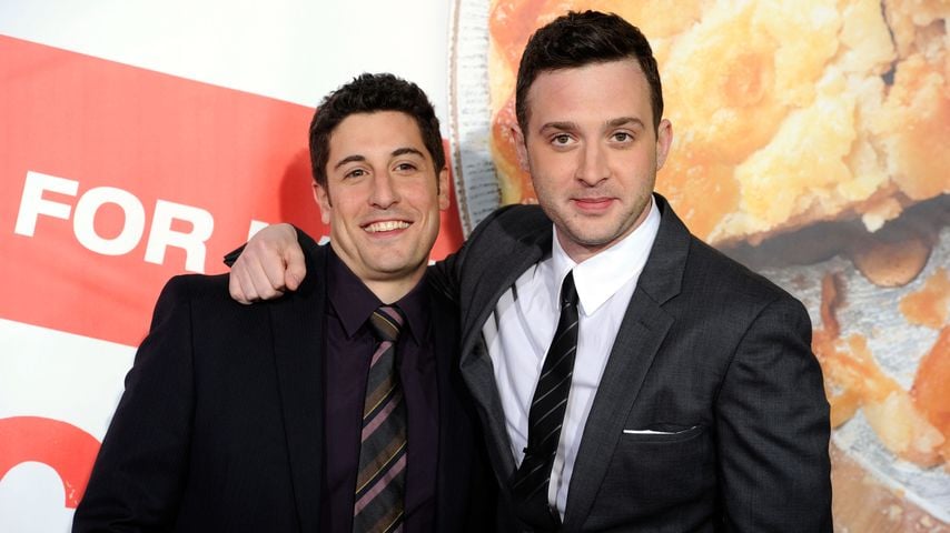 Jason Biggs und Eddie Kaye Thomas bei der Premiere von "American Reunion" im Grauman's Chinese Theatre in Hollywood, März 2012