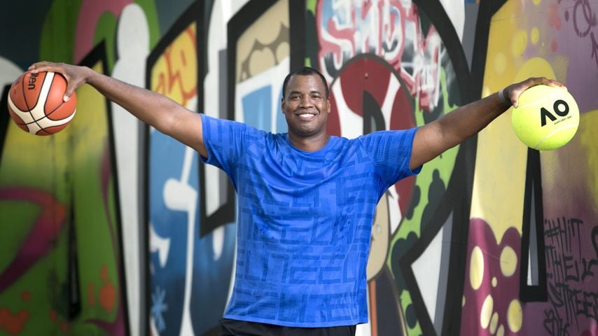 Jason Collins posiert in Prahran während der Australian Open 2019 mit Basketball und AO-Tennisball