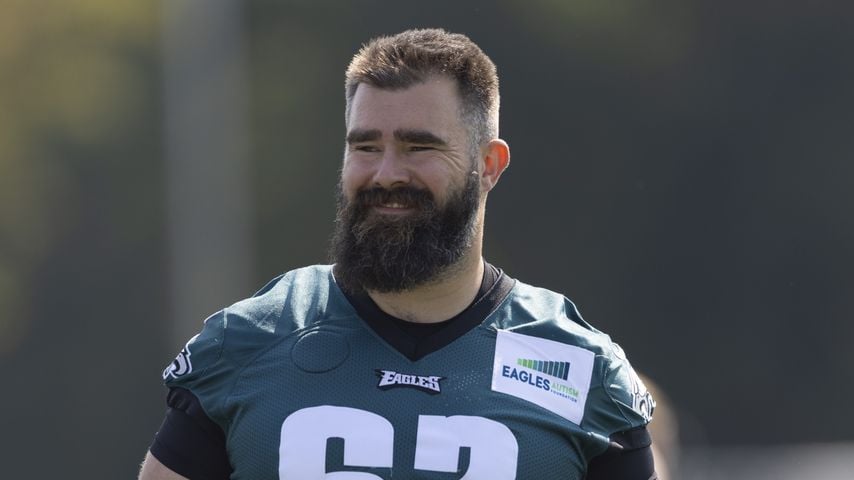 Jason Kelces Tochter freundet sich mit Eagles-Maskottchen an