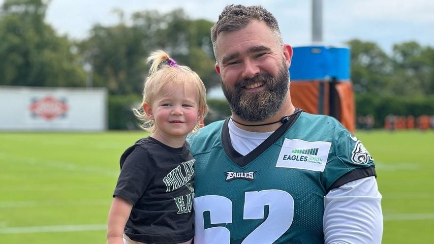 Jason Kelce mit seinen Töchtern Wyatt und Elliotte