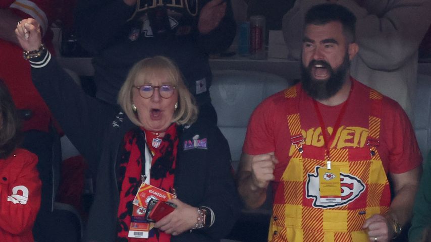 Jason Kelce (r.) mit Mama Donna beim Super Bowl 2024
