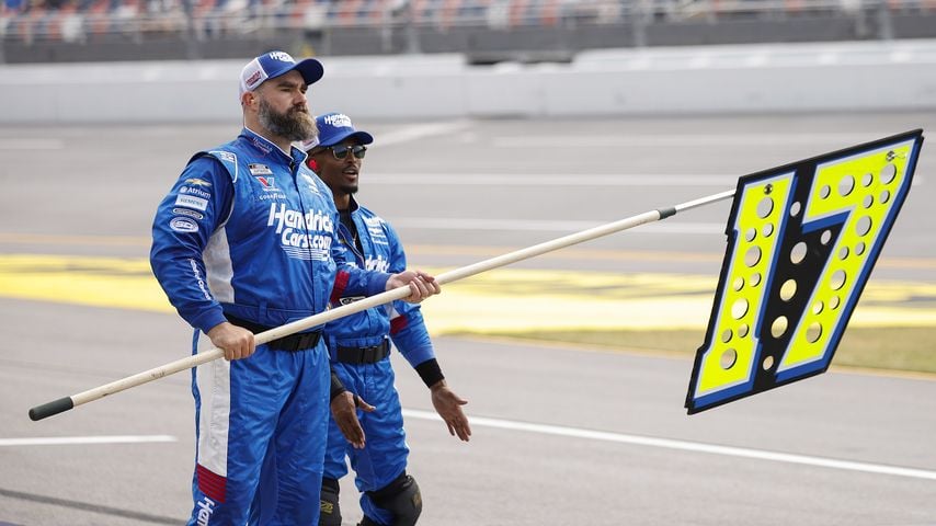 Jason Kelce unterstützt die #17 HendrickCars.com-Crew beim Ag-Pro 300 in Talladega