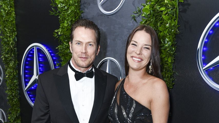 Jason Lewis und Liz Godwin bei der Mercedes‑Benz Academy Awards Viewing Party in Los Angeles, März 2022