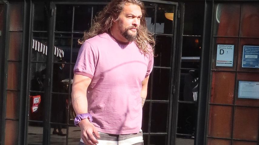 Gefängnis-Chic? Jason Momoa im Streifen-Style unterwegs