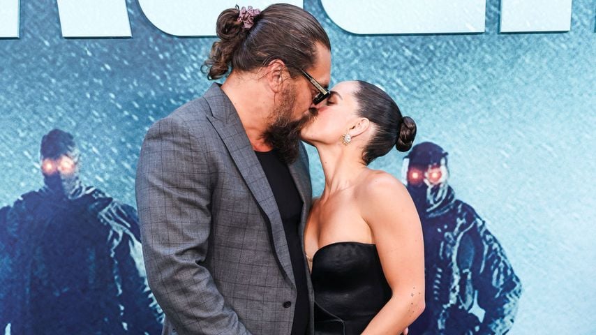Bei der Premiere von "Onslaught": Jason Momoa und Adria Arjona küssen sich