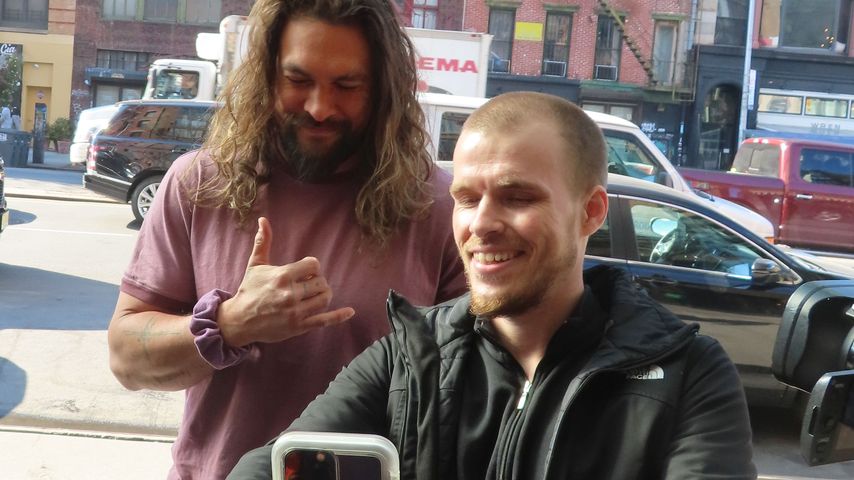 Jason Momoa mit einem Fan in New York, März 2022