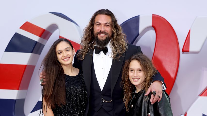 Jason Momoa mit seinen Kindern Nakoa-Wolf und Lola Iolani bei der "James Bond"-Premiere in London