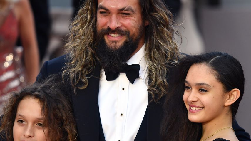 Jason Momoa mit seinen Kindern Nakoa-Wolf und Lola Iolani bei der "James Bond"-Premiere in London