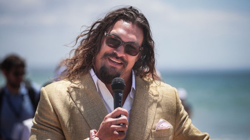 Im Flugzeug: Hollywoodstar Jason Momoa spielt Stewardess