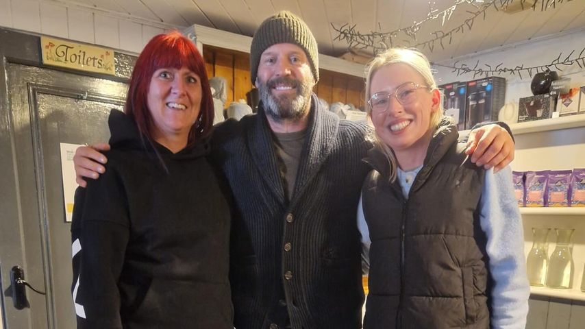 Jason Statham posiert mit Fans
