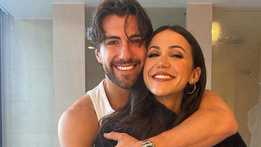 Erstes Bild als Paar: Jason Tartick und Kat grinsen zusammen