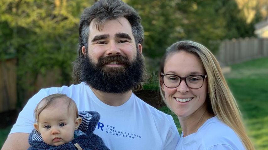 Jason und Kylie Kelce mit ihrer Tochter, Mai 2020