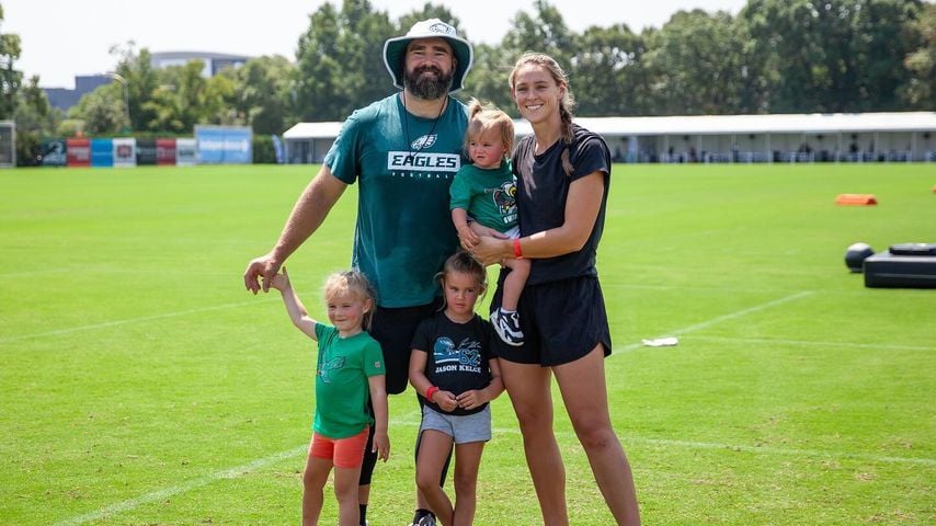 Jason und Kylie Kelce mit ihren Töchtern