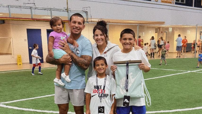 Javi Marroquin mit seiner Frau Lauren und seinen Kindern, August 2025