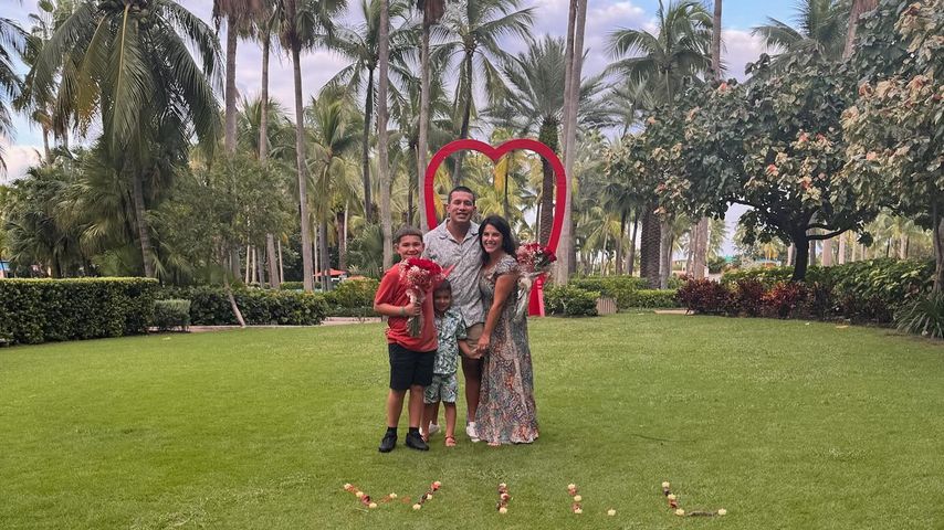 Javi Marroquin und Lauren Comeau mit ihren Kindern, 2024