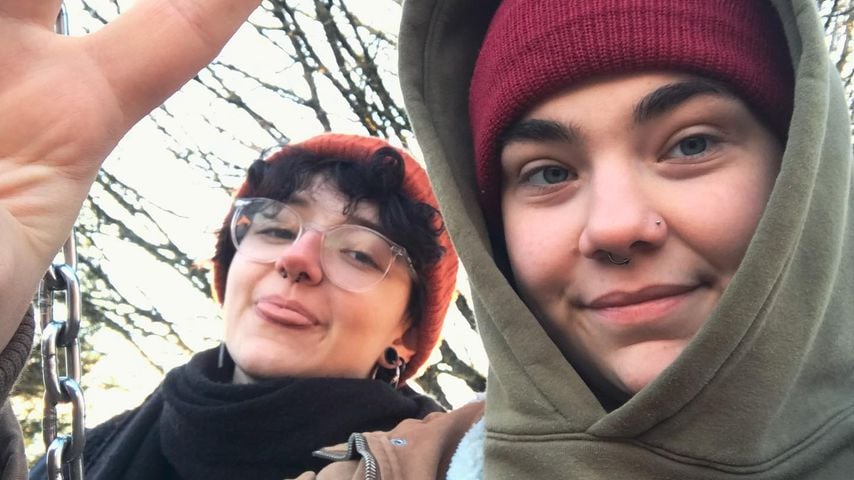Jay Jeker mit ihrer Partnerin Jaz