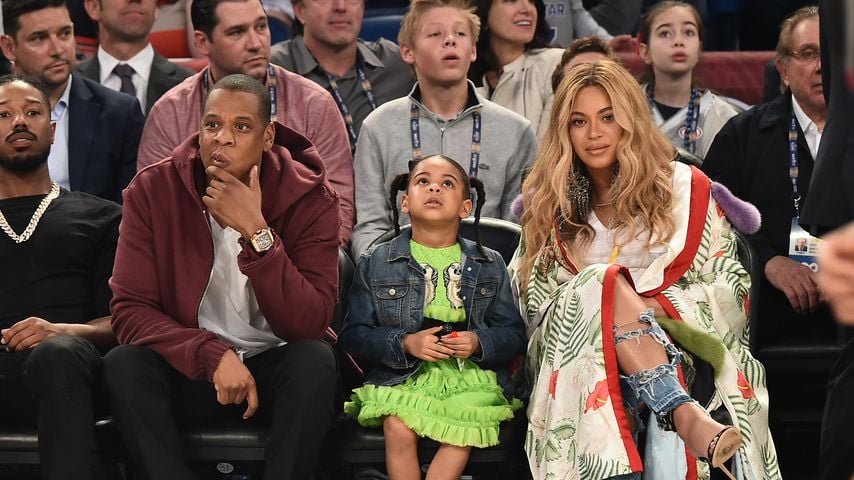 Jay-Z, Blue Ivy Carter und Beyoncé bei einem NBA-Spiel, 2017