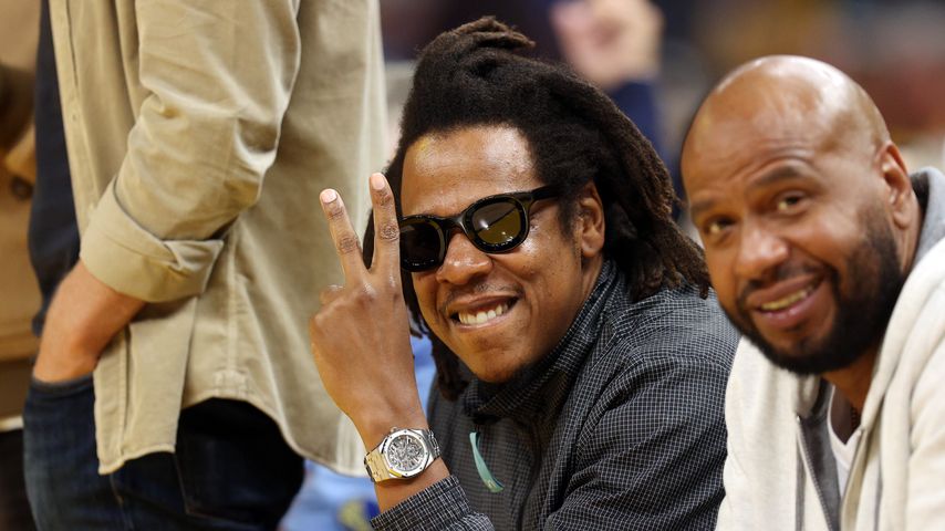 Jay-Z und ein Freund während eines NBA-Spiels im Jahr 2022
